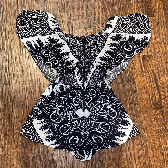 Super fun Flattering Print Romper - Picture 2 of 2